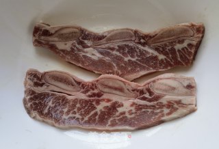 荷兰豆洋葱炒牛仔骨步骤1