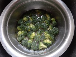 五花肉炒西蓝花步骤2