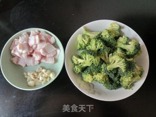 五花肉炒西蓝花步骤1