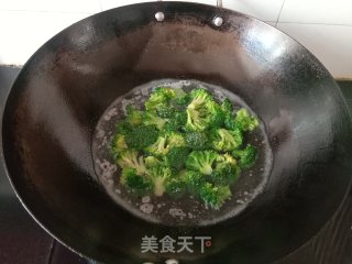 五花肉炒西蓝花步骤4