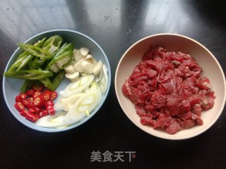 大葱青椒炒牛肉步骤1
