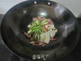 大葱青椒炒牛肉步骤8