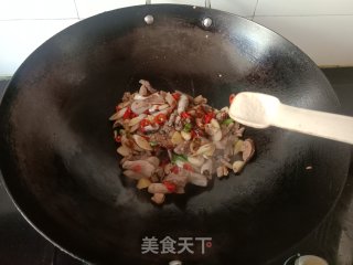 蒜苗炒鸭杂步骤9