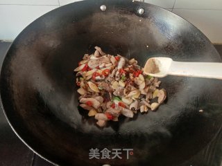 蒜苗炒鸭杂步骤10