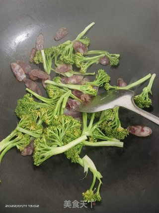 腊肠炒西蓝花步骤4