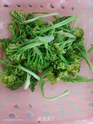 腊肠炒西蓝花步骤2
