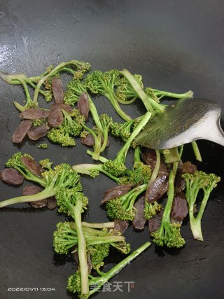 腊肠炒西蓝花步骤5