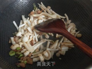 白玉菇炒肉步骤4