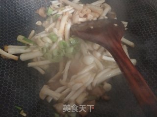 白玉菇炒肉步骤5