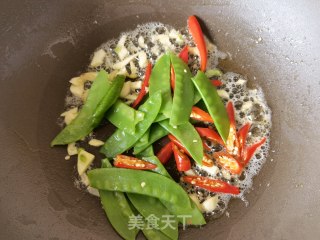 荷兰豆小米椒炒鸡蛋步骤9