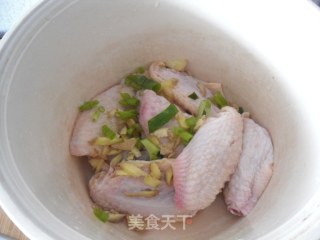 金蒜鸡翅步骤2