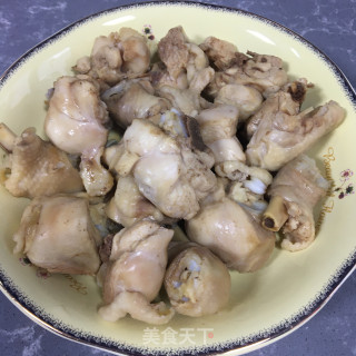 香菇胡萝卜烧鸡腿步骤1