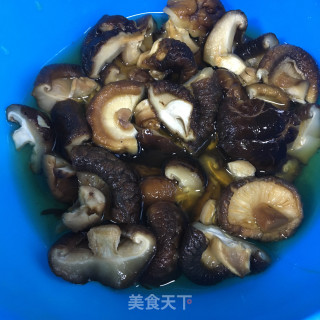 香菇胡萝卜烧鸡腿步骤2