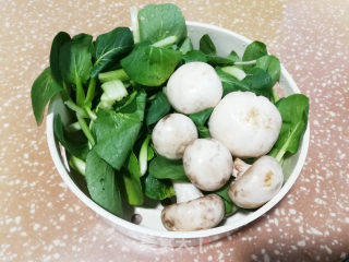 蘑菇炒青菜步骤1