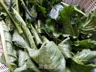 腊肉炒萝卜缨步骤1