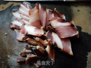 腊肉炒萝卜缨步骤4