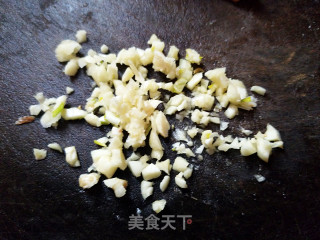 腊肉炒萝卜缨步骤5
