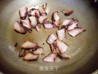 腊肉炒萝卜缨步骤6