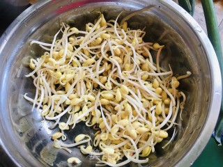 芹菜黄豆芽炒肉片步骤1