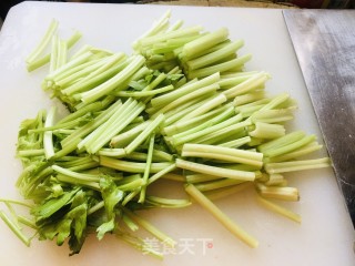 芹菜黄豆芽炒肉片步骤2