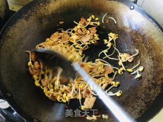 芹菜黄豆芽炒肉片步骤6