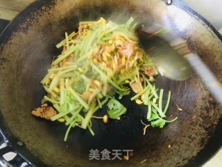 芹菜黄豆芽炒肉片步骤7