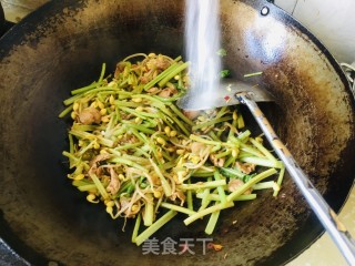 芹菜黄豆芽炒肉片步骤8