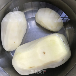 蒜苗炒洋芋擦擦步骤1