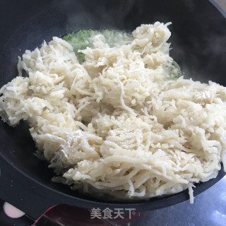 蒜苗炒洋芋擦擦步骤9