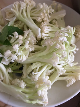 菜花炒黑珍珠腊肠步骤1