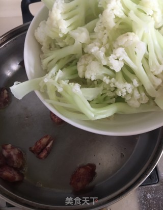 菜花炒黑珍珠腊肠步骤6