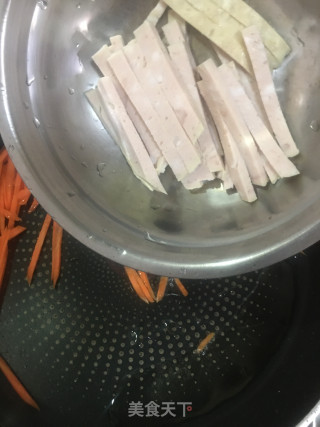 猪肉条炒胡萝卜丝步骤5