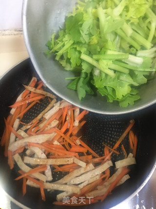 猪肉条炒胡萝卜丝步骤6
