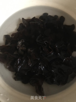 黑木耳炒芹菜步骤1