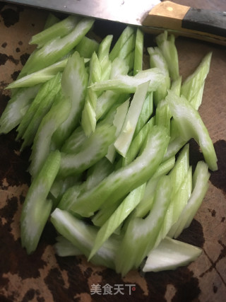 黑木耳炒芹菜步骤3