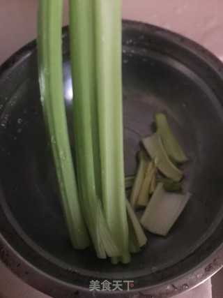 黑木耳炒芹菜步骤2