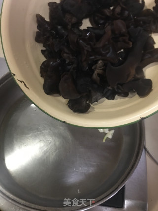 黑木耳炒芹菜步骤5