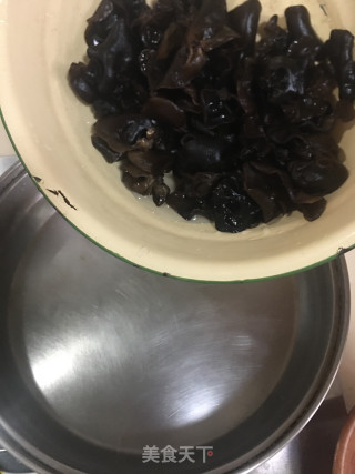 黑木耳炒芹菜步骤4