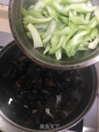 黑木耳炒芹菜步骤6