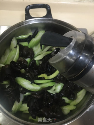 黑木耳炒芹菜步骤7
