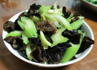 黑木耳炒芹菜步骤8