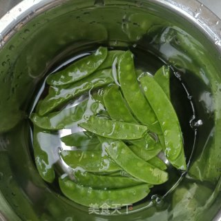 腊肠鸡蛋炒荷兰豆步骤1