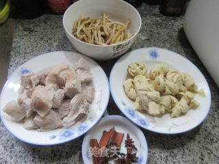 黄花菜千张结烧五花肉步骤1