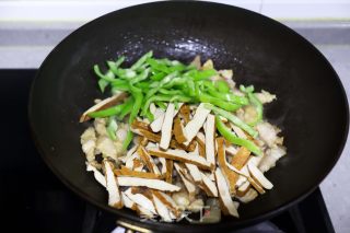 辣椒豆腐干小炒肉步骤7
