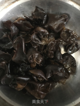 茴香杆黑木耳炒腊肠步骤4 茴香杆黑木耳炒腊肠步骤4