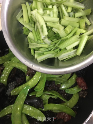 茴香杆黑木耳炒腊肠步骤10 茴香杆黑木耳炒腊肠步骤10