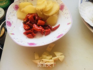 蒜苔炒酱油鸭步骤2