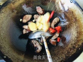 蒜苔炒酱油鸭步骤4