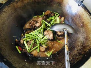 蒜苔炒酱油鸭步骤7