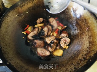 蒜苔炒酱油鸭步骤6